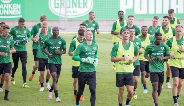 1223279_1_fullwidth_Beim_Training_laufen_die_Spieler_von_SpVgg_Greuther_Fuerth_ueber_den_Platz._Foto_Daniel_Karmann_dpa_Archivbild.jpg